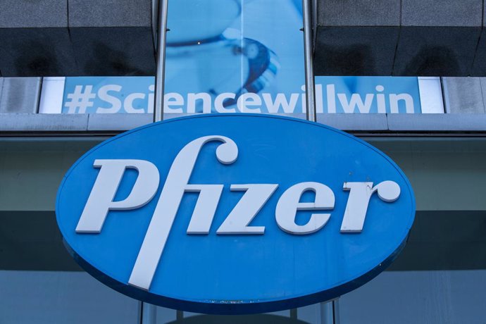 Archivo - Arxiu - 11 February 2021, Belgium, Brussels: The hashtag "#Sciencewillwin" is displayed above the American pharmaceutical company Pfizer' logo.