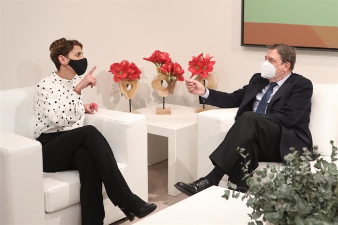 El ministro de Agricultura, Pesca y Alimentación, Luis Planas, con la presidenta del Gobierno de Navarra, María Chivite