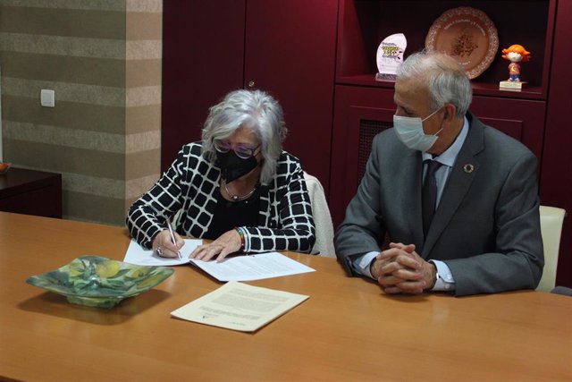 El delegado de Igualdad, Políticas Sociales y Conciliación de la Junta en Granada, Manuel Montalvo, y la presidenta de Granadown, María del Pilar López, firman el convenio.