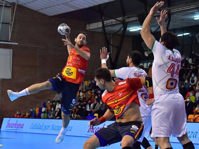 Ian Tarrafeta intenta un lanzamiento durante el España-Irán del Torneo Internacional de España 2022