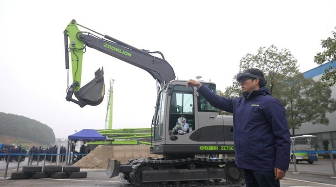 Zoomlion's collaborative intelligent robotic excavator is equipped with a bionic control mode for complex tasks.