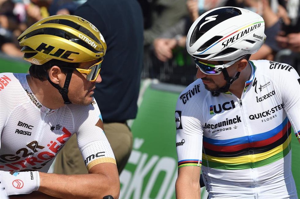 Archivo - El corredor belga Greg Van Avermaet (AG2R Citroen Team) junto a Julian Alaphilippe en la 108 edición del Tour de Francia. 
