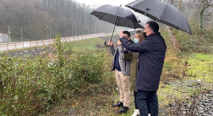Archivo - El presidente del PP vasco, Carlos Iturgaiz,  visita junto a dirigentes de la formación el vertedero de Zaldibar