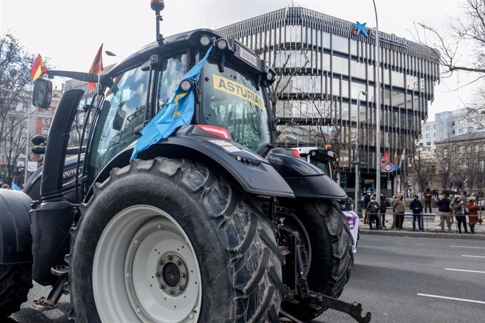 Un tractor de con bandera de Asturias en la movilización en defensa del campo y del mundo rural 