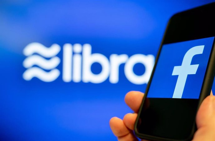 Archivo - FILED - 27 June 2019, Berlin: An illustration picture shows the logos of the Internet company Facebook (R) and the global digital currency Libra. Photo: Kay Nietfeld/dpa