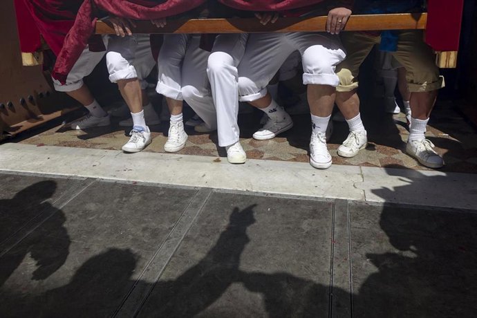 Archivo - Costaleros realizan una chicotá a las órdenes de un capataz, en foto de archivo.