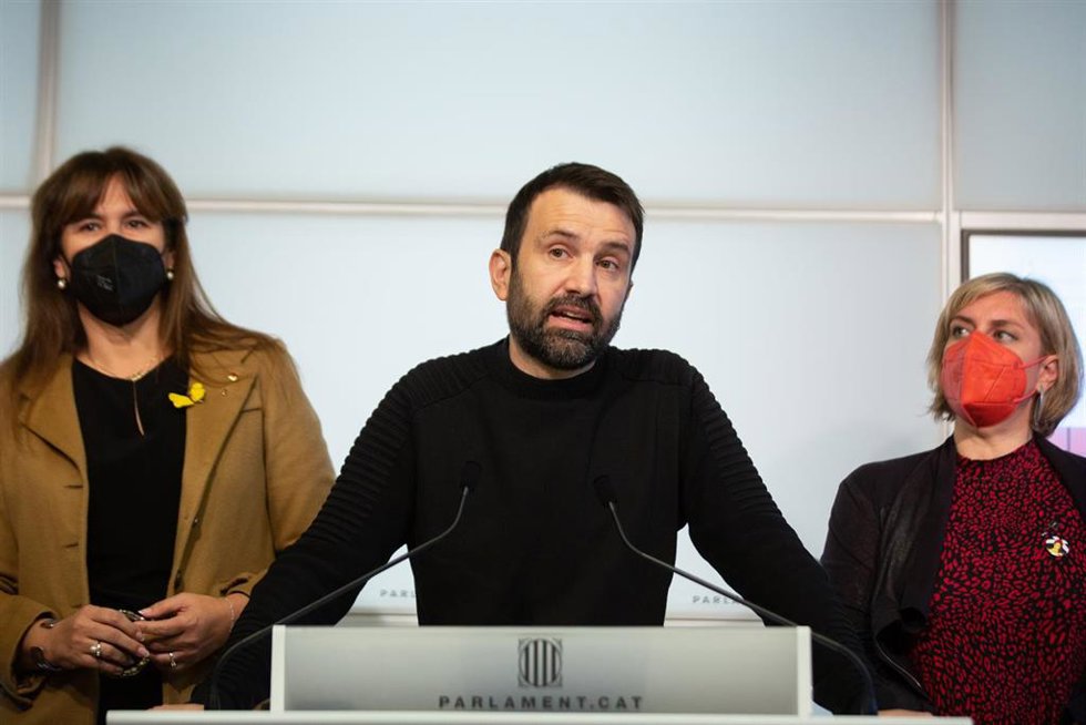 El diputado de la CUP, Pau Juvill, flanqueado por la presidebnta del Parlkament, Laura Borrs.