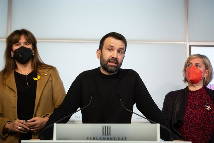 Arxiu - El diputat de la CUP, Pau Juvill, al costat de la presidenta del Parlament, Laura Borrs