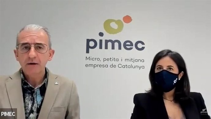 El director general de Pimec, Josep Ginersta, junto a la directora del Área de Trabajo de PIMEC, Sílvia Miró, durante su intervención.