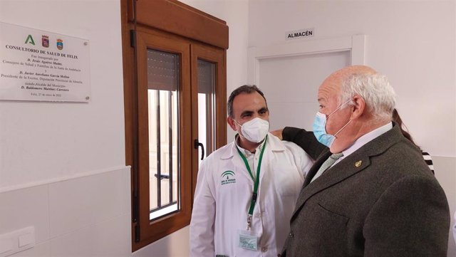 El consejero de Salud y Familias de la Junta de Andalucía, Jesús Agurre, en la inauguración del nuevo consultorio de Felix.
