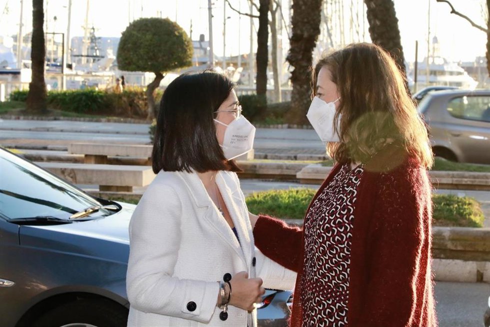 La ministra de Sanidad, Carolina Darias, junto a la presidenta del Govern, Francina Armengol
