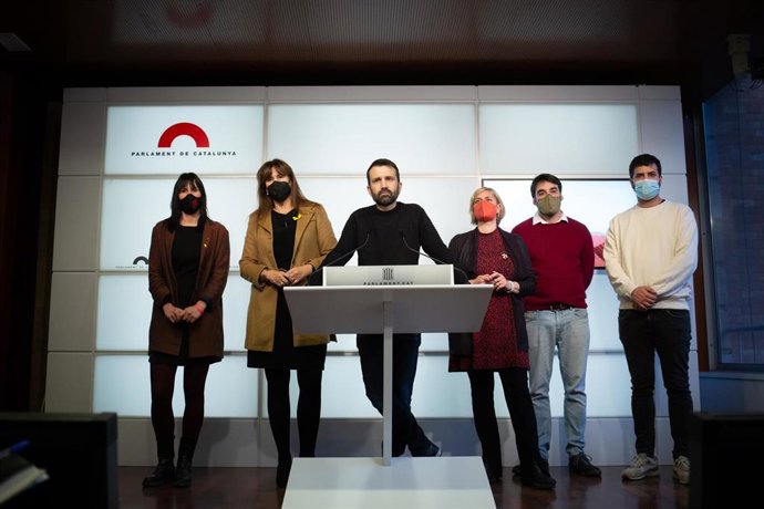Los miembros de la Mesa del Parlament Aurora Madaula (Junts), la presidenta del Parlament, Laura Borrs, Pau Juvill (CUP), Alba Vergés (ERC), Ruben Wagensberg (ERC), además de Lucas Ferro (comuns). ARCHIVO.