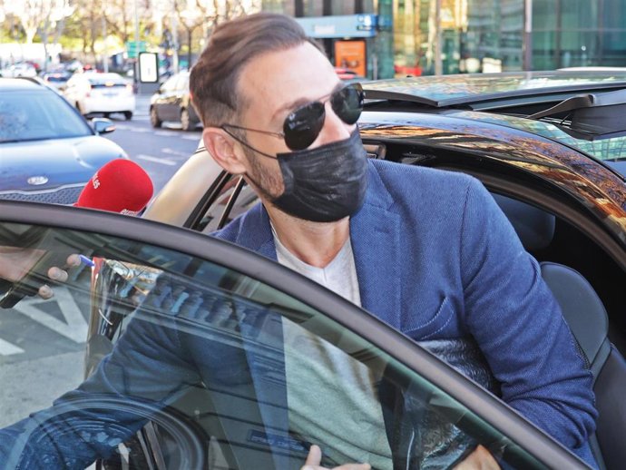 Antonio David Flores sale de la clínica donde se ha operado su hija