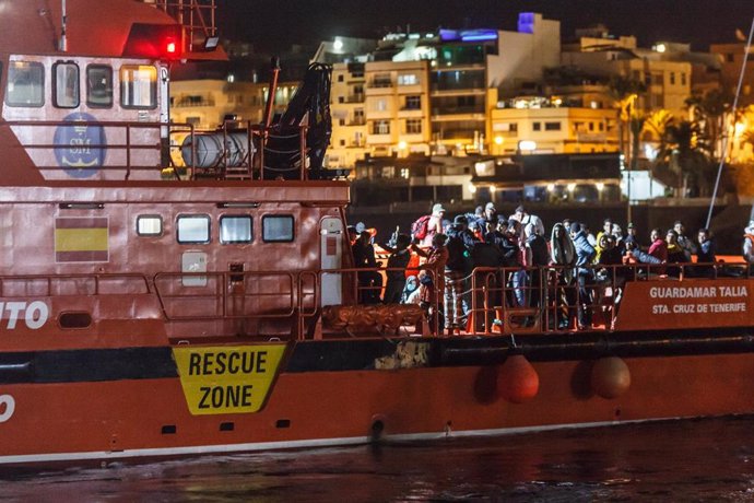 Archivo - La Salvamar Talía llega al puerto de Arguineguín con varios migrantes