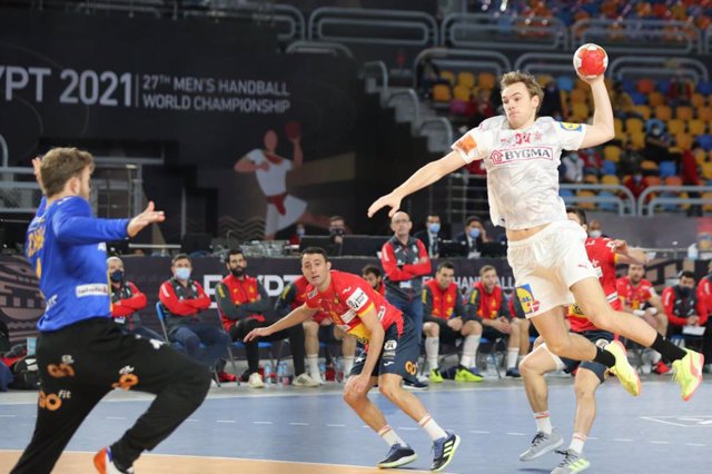 Archivo - Mathias Gidsel realiza un lanzamiento ante Gonzalo Pérez de Vargas durante el España-Dinamarca de las semifinales del Mundial de Balonmano de 2021