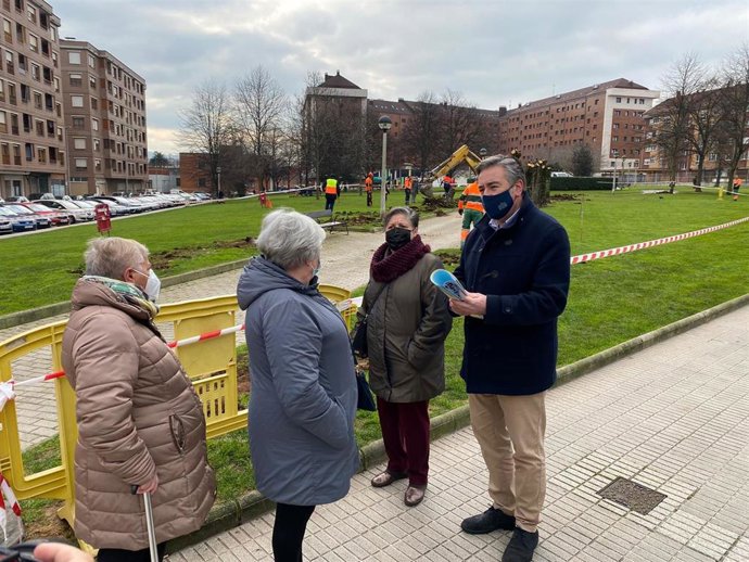El presidente del PP de Gijón, Pablo González, participando en una campaña del partido en el parque de la Fábrica de Loza, en el barrio gijonés de La Calzada