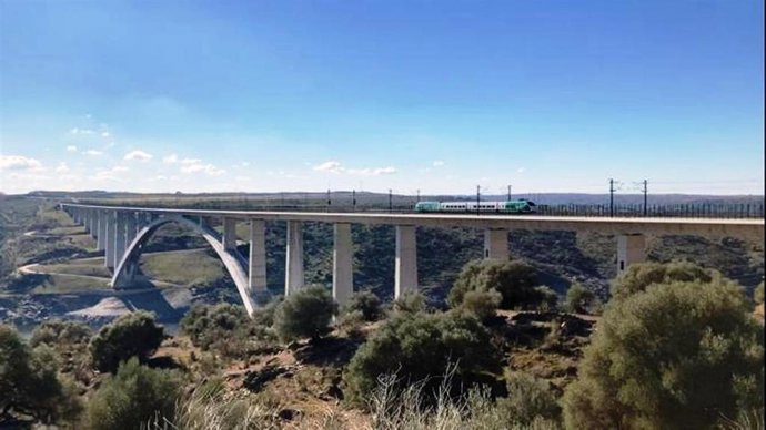 Circulación de tren laboratorio por el viaducto de Almonte