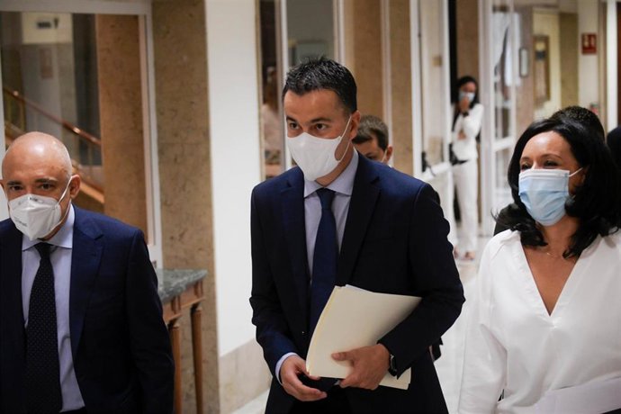Archivo - El portavoz del PSOE en el Congreso, Héctor Gómez (centro), flanqueado por el secretario de Estado de Relaciones con las Cortes,  Rafael Simancas 