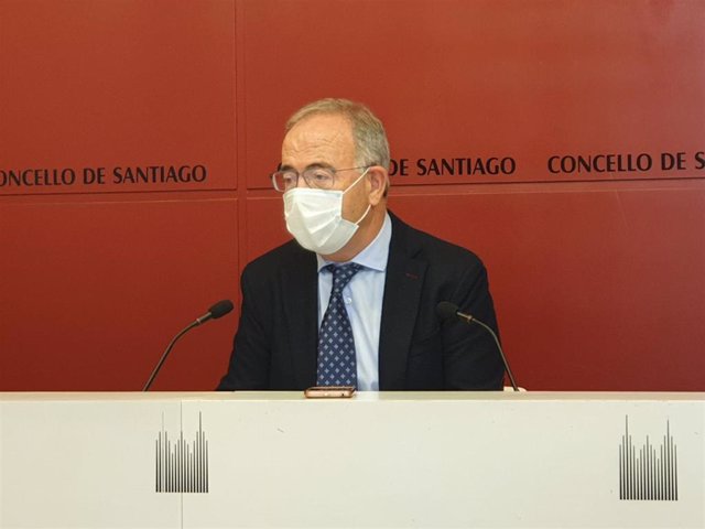 Archivo - El alcalde de Santiago de Compostela, Xosé Sánchez Bugallo, en una rueda de prensa