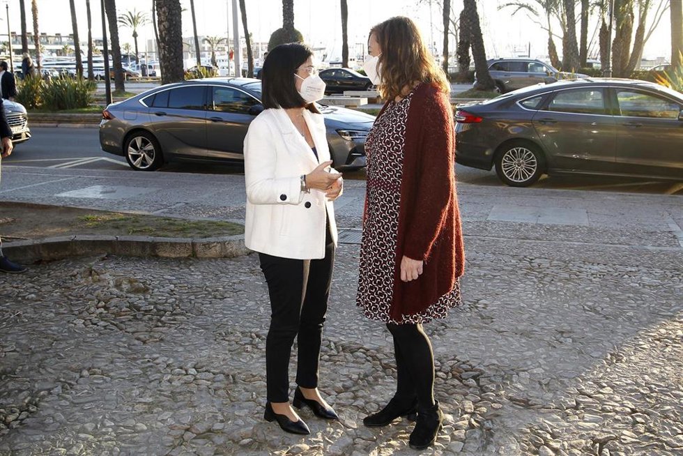 La ministra de Sanidad, Carolina Darias, y la presidenta del Govern balear, Francina Armengol.