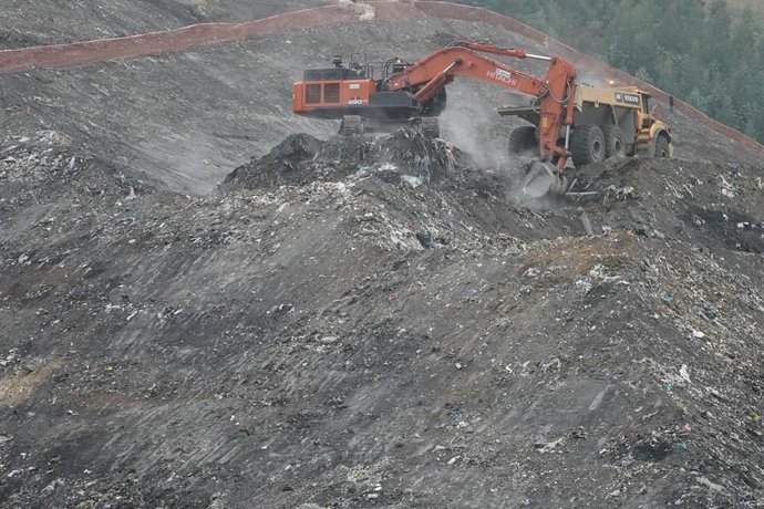 Archivo - Una exavadora en el vertedero de Zaldibar, Bilbao, Euskadi (España), a 9 de octubre de 2020