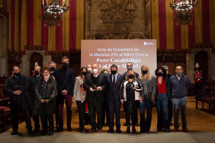 El Ayuntamiento de Barcelona ha otorgado este jueves las Medallas al Mérito Cívico a título póstumo a Pere Casaldliga y al Pare Manel