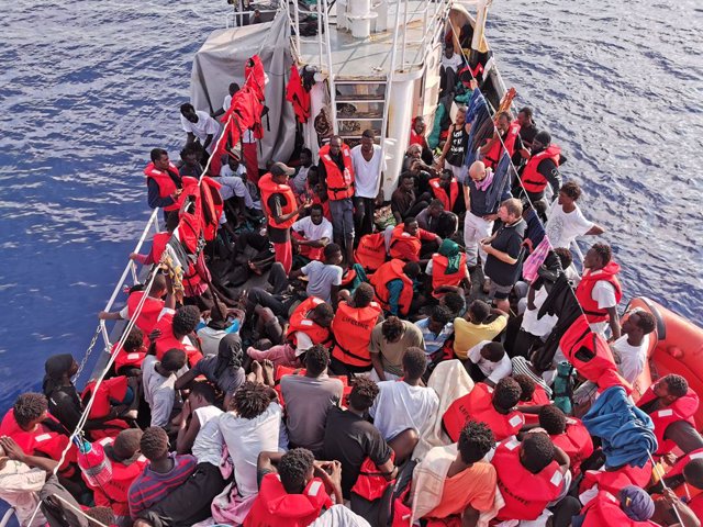Archivo - 31 August 2019, ---: Migrants stand and lie tightly packed on deck of the German aid ship "Eleonore" at the Mediterranean Sea. The people were rescued while their boat was sinking, said Axel Steier, spokesman for the Dresden aid organisation Mis
