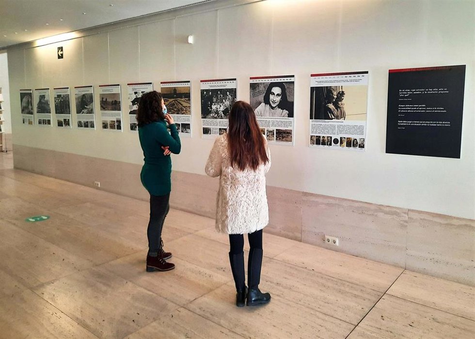 La exposición se encuentra en el hall del Edificio Rectorado de la Universidad San Jorge