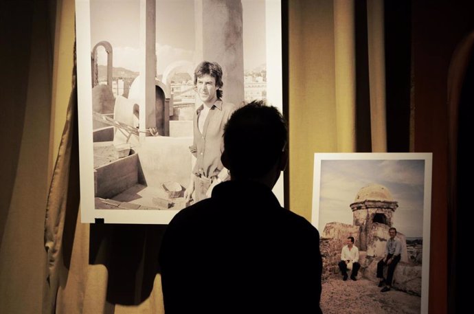 Un hombre observa una fotografías el día en que han abierto las puertas del taller de arquitectura del arquitecto Ricardo Bofill en homenaje tras su fallecimiento, en La Fábrica de Sant Just Desvern