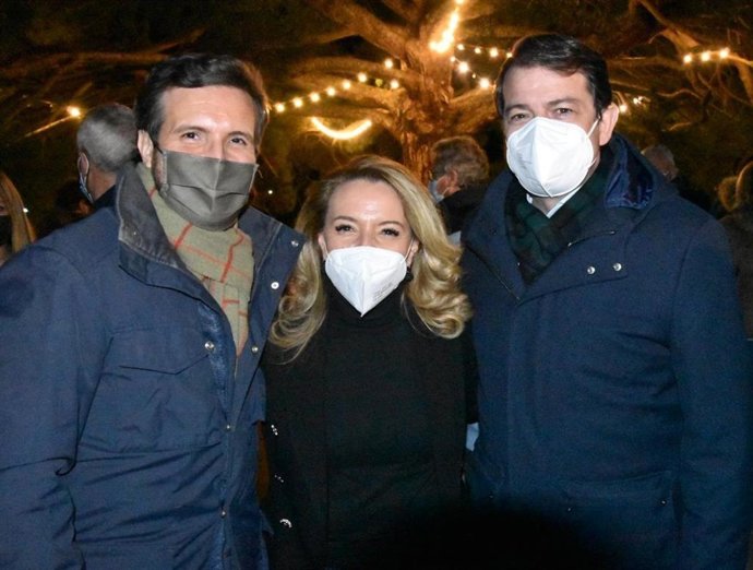 Teresa Mallada, entre Pablo Casado y Alfonso Fernández Mañueco