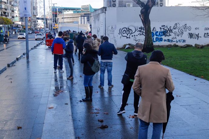 Archivo - Varias personas hacen cola para hacerse PCR, en un punto móvil de PCR gratuitas en el Naútico de Vigo, a 23 de diciembre de 2021, en Vigo, Pontevedra, Galicia (España). Decenas de personas han hecho más de tres horas de cola desde esta madruga