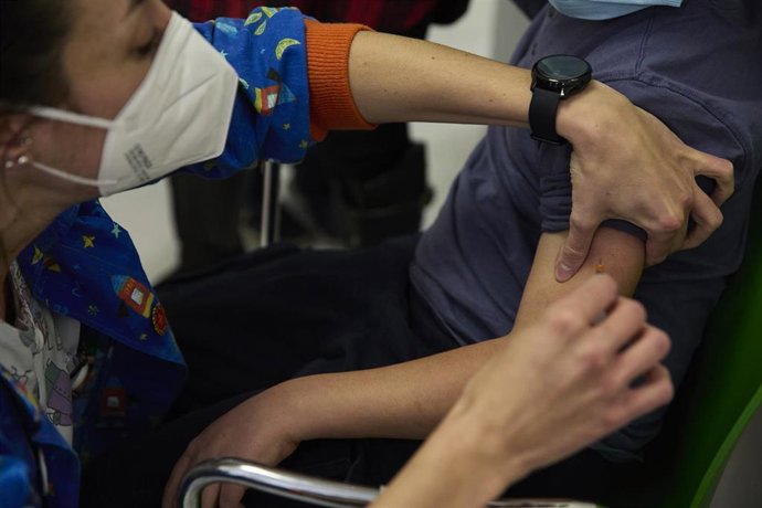 Archivo - Un niño recibe una dosis de la vacuna contra el Covid-19, en el Hospital La Paz