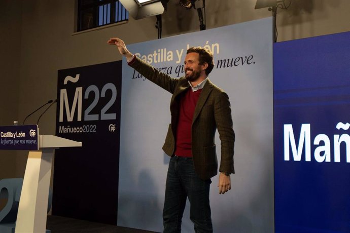 El líder del PP, Pablo Casado, saluda en el último día de precampaña electoral de Castilla y León, en la Finca Valdemora, a 27 de enero de 2022, en La Bañeza, León, Castilla y León (España). 