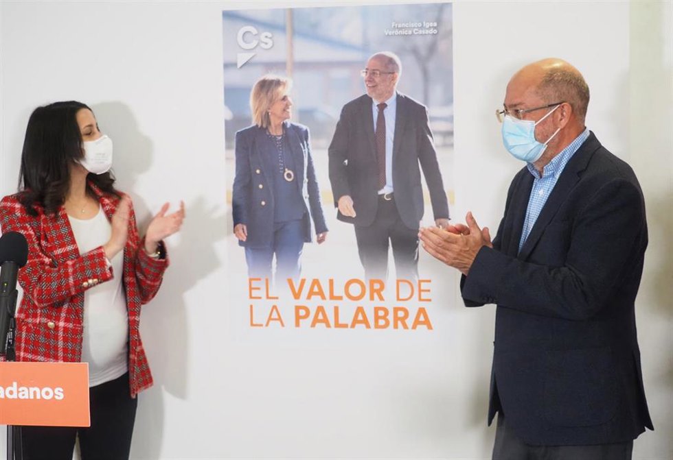 La presidenta de Ciudadanos, Inés Arrimadas, y el candidato del partido a la Presidencia de la Junta de Castilla y León, Francisco Igea, junto al cartel electoral de la formación para los comicios autonómicos del próximo 13 de febrero.