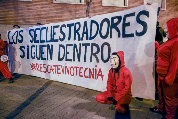 Varias personas sostienen una pancarta durante la concentración contra el CSIC por las víctimas de Vivotecnia, ante las dependencias del CSIC.
