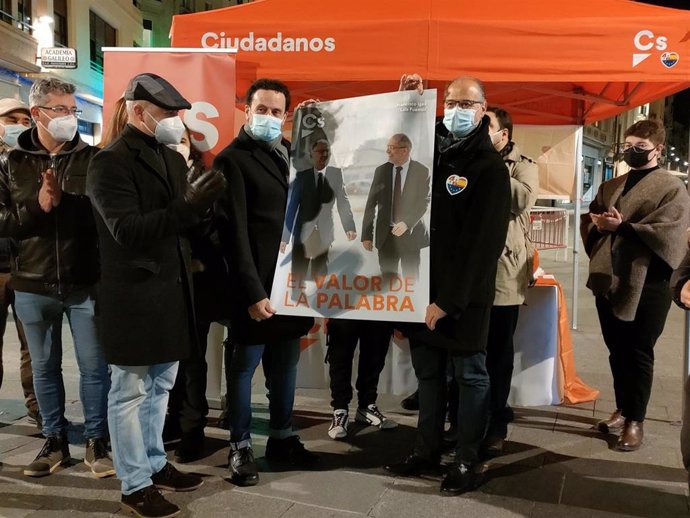 Edmundo Bal (i) porta el cartel electoral de CS en Salamanca junto al cabeza de lista por la provincia, Luis Fuentes (d).
