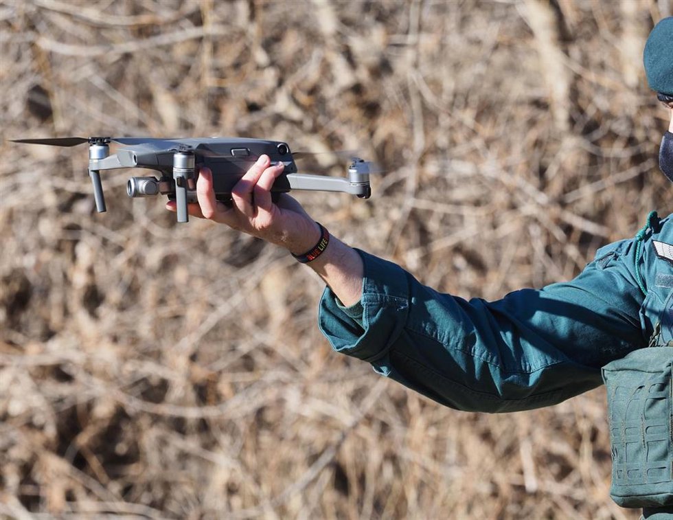 Uno de los drones que estos días sobrevuelan el término de Traspinedo en busca de pistas que den con el paradero de Esther López de la Rosa.