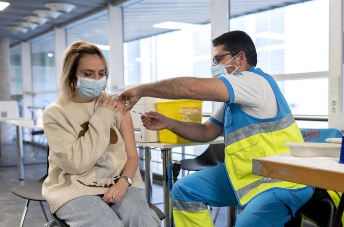 Una dona és vacunada contra el Covid-19, en el WiZink Center, a 20 de gener de 2022, a Madrid, (Espanya).