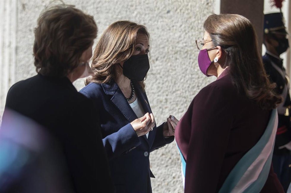 La vicepresidenta de Estados Unidos, Kamala Harris, (i) junto a la presidenta de Honduras, Xiomara Castro (d)
