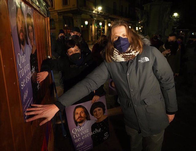 Pegada de carteles para el 13-F del candidato de Unidas Podemos Pablo Fernandez en la Comunidad