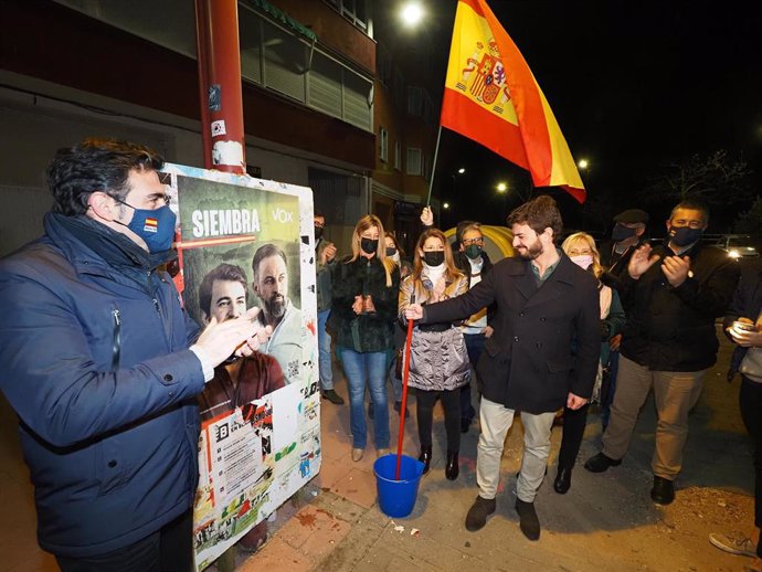 El candidato de Vox a la Presidencia de la Junta, Juan García Gallardo (c), durante la pegada de carteles con motivo del inicio de la campaña para las elecciones autonómicas del próximo 13 de febrero.