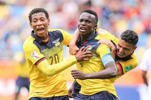 Archivo - Jhon Espinoza celebra un gol con sus compañeros de selección ecuatoriana