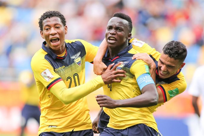 Archivo - 08 June 2019, Poland, Gdynia: Ecuador's Jhon Espinoza (C) celebrates with his teammates after scoring his side's second goal during the 2019 FIFA U-20 World Cup quarter-final soccer match between United States and Ecuador at the Gdynia Stadium