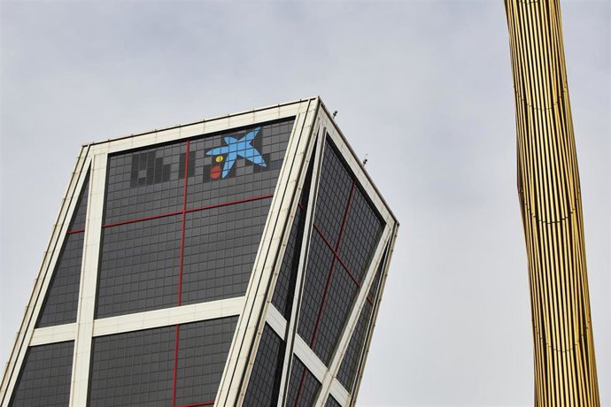 Archivo - El logo de Caixabank tras la sustitución por el de Bankia en las torres Kio, en Madrid (España), a 27 de marzo de 2021.