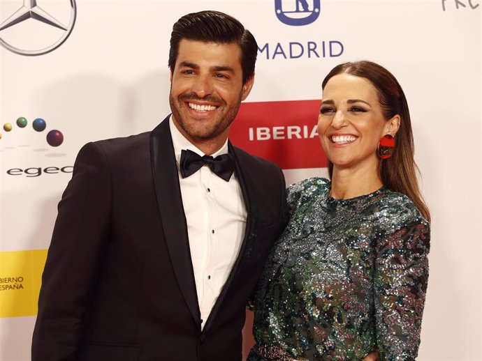Miguel Torres y Paula Echevarría posan durante la alfombra roja de la 27 edición de los Premios Forqué, a 11 de diciembre de 2021, en Madrid (España).