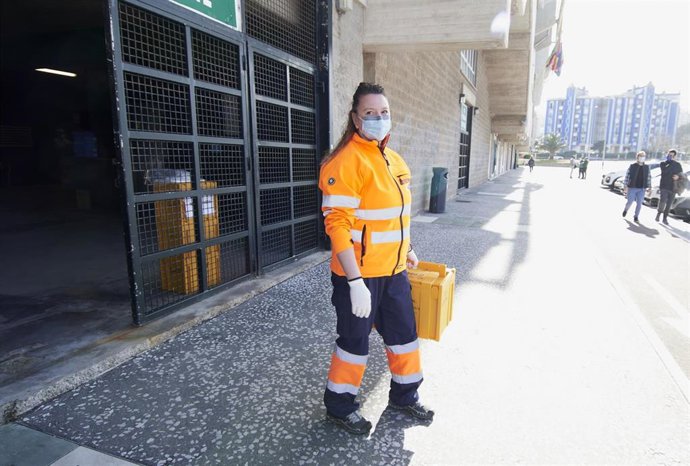 Archivo - Una trabajadora sanitaria sale por una de las puertas de los Campos de Sport del Sardinero donde realizan tests de antígenos. Archivo