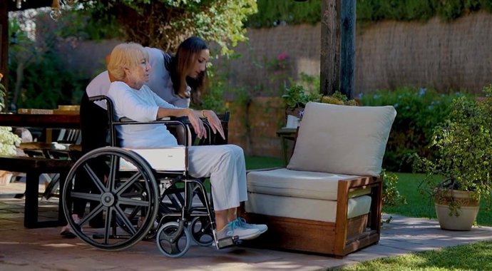 La Fundación New Health ha editado una serie de ocho vídeos formativos destinado a cuidadores dentro del proyecto Sevilla contigo, Ciudad compasiva, en colaboración con la Fundación La Caixa, Fundación Cajasol y Junta de Andalucía.