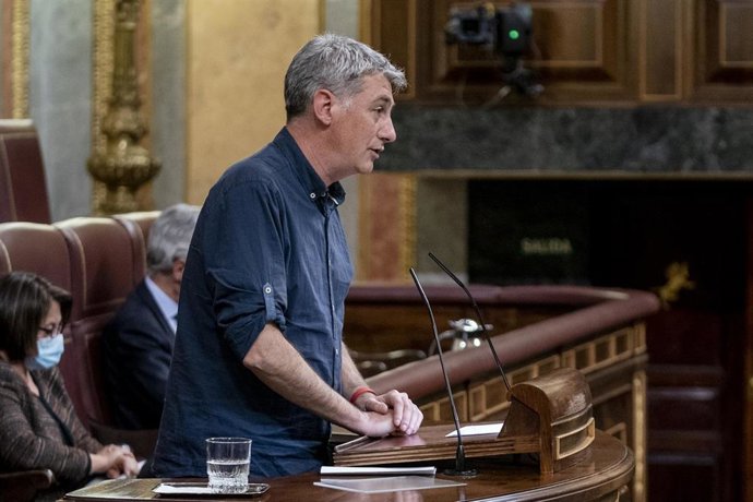 El diputado de EH Bildu Oskar Matute interviene en una sesión plenaria extraordinaria en el Congreso de los Diputados