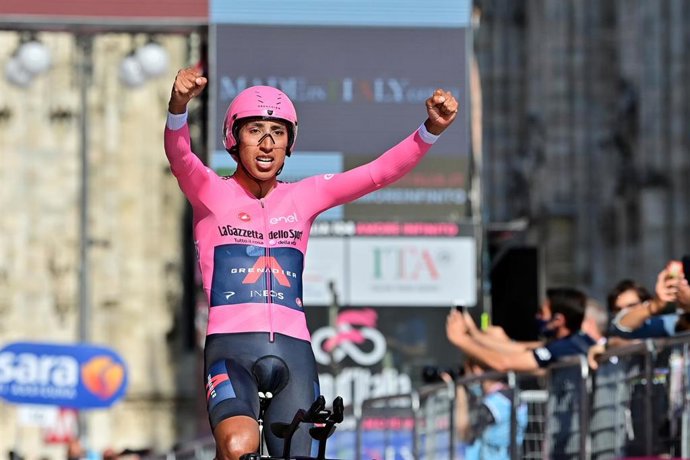 Archivo - Egan Bernal celebrando su victoria en el Giro de Italia 2021