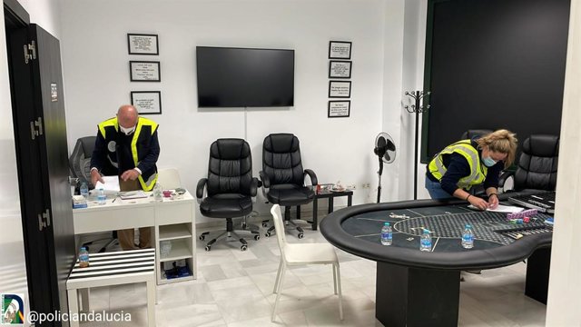 Agentes de la Policía Adscrita desmantelan un casino ilegal en Mairena del Aljarafe.